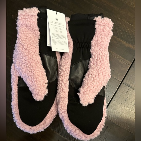 UGG Sherpa mitten with logo - Picture 2 of 3